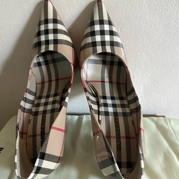 Burberry Aubri Patent Pump in Classic Archive Beige